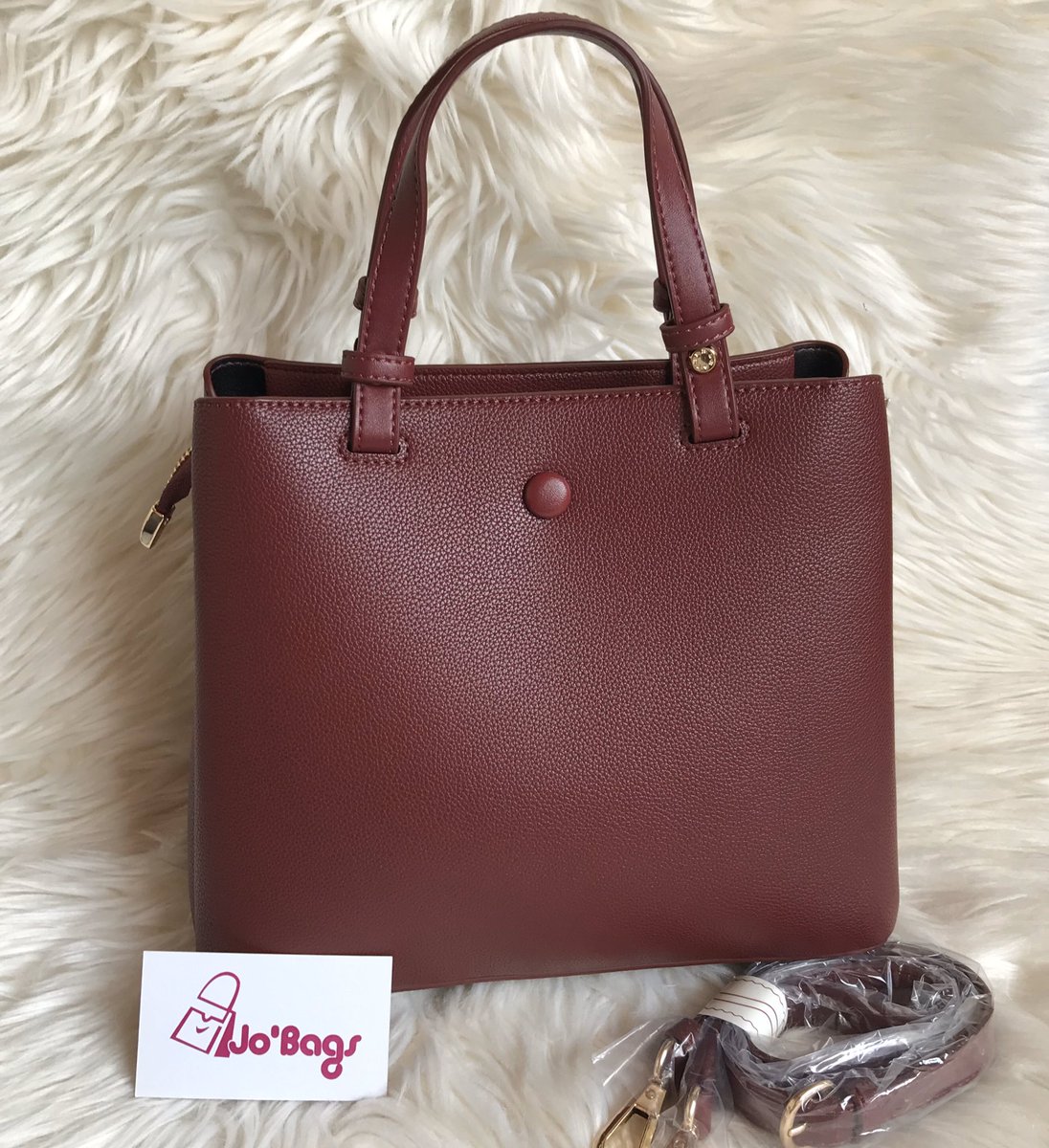 JoBags_256's tweet image. Beautiful maroon handbag is available at 90,000 shs only! Call/WhatsApp 0781508395 for delivery. #mediumsize