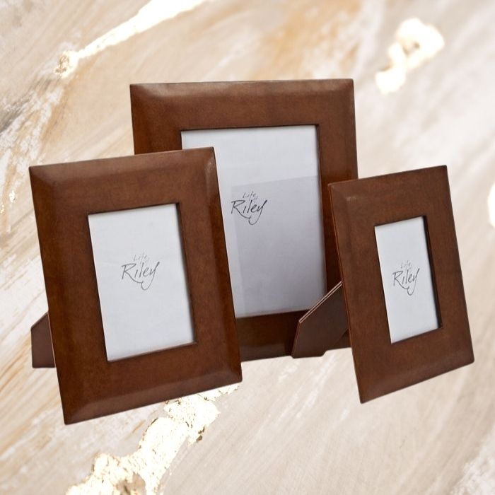 Leather home decor always has that luxurious feel to it. Take these leather frames for example: simple lines meet high-quality materials for an item that would look great in every home. Great idea as father's day gift too!
⁠
#leatherframes  #fathersday #theleathermob