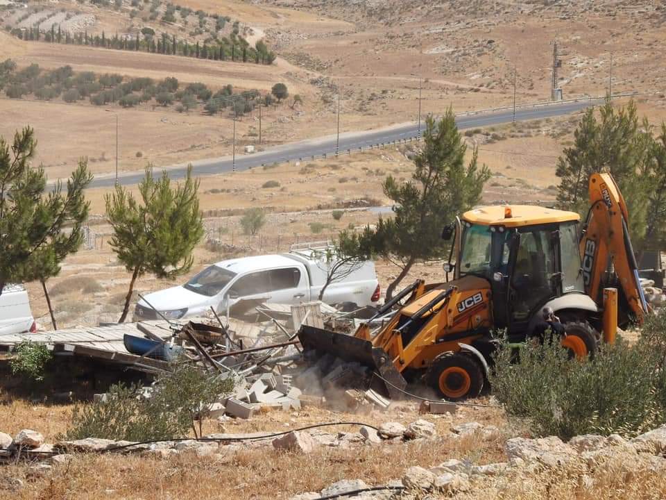 InsiemeATuwani's tweet photo. #UPDATE #SouthHebronHills
Questa mattina i bulldozer israeliani hanno demolito una casa nel villaggio palestinese di Ar Rakeez e una struttura agricola ad At Tuwani.
(Foto: Alliance for Human Rights)
#diritti_umani #Palestina #Area_C #demolizione https://t.co/3R1d6NPU8i