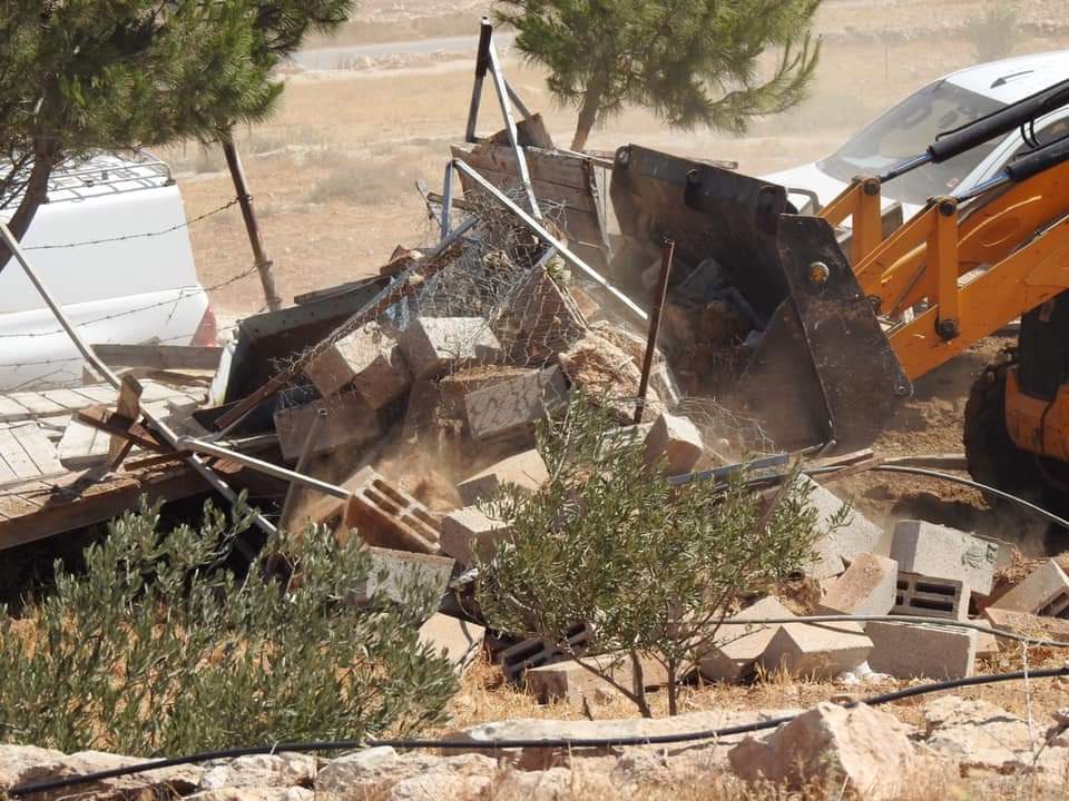 InsiemeATuwani's tweet photo. #UPDATE #SouthHebronHills
Questa mattina i bulldozer israeliani hanno demolito una casa nel villaggio palestinese di Ar Rakeez e una struttura agricola ad At Tuwani.
(Foto: Alliance for Human Rights)
#diritti_umani #Palestina #Area_C #demolizione https://t.co/3R1d6NPU8i