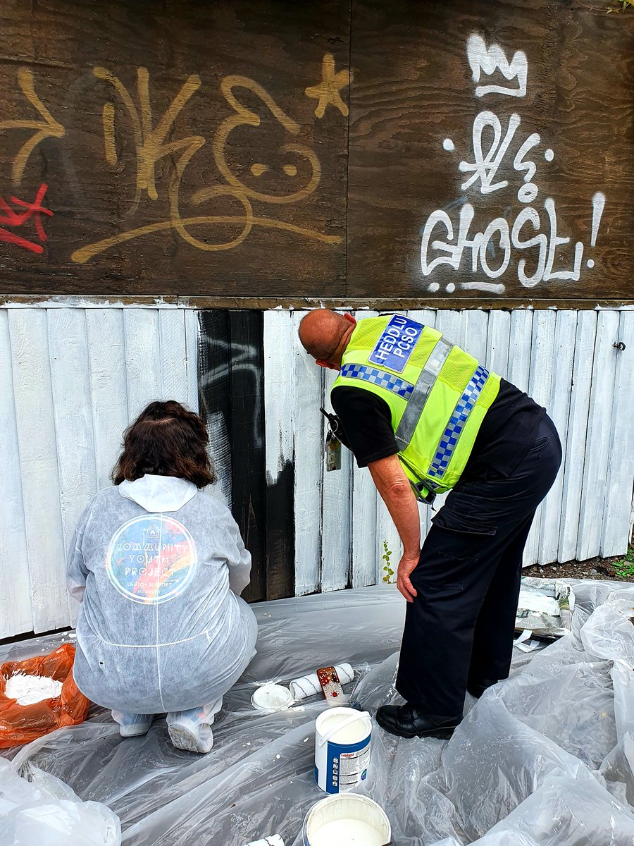 Mae’n wych gweld swyddogion Casnewydd, gweithwyr ieuenctid Tŷ Cymunedol a Thasglu Ieuenctid a Chymuned Prifysgol De Cymru yn helpu i baratoi waliau ym Maendy ar gyfer murlun i ddathlu gwaith ieuenctid.

<a href="/CYP_newport/">Community Youth Project - Newport</a> <a href="/UswWork/">USW Youth and Community Work</a>