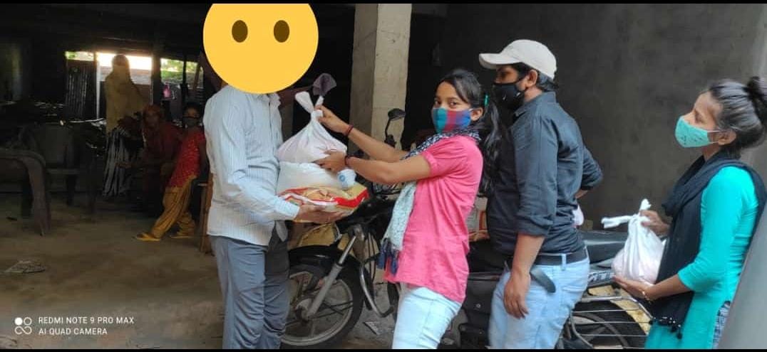 anuradha0790's tweet photo. 35th day of food and ration distribugion among #homeless #informal_workers and #covid19 affected families in Delhi NCR
@Ishanorg
@PraveenK_Verma
@ImpactGuru
@DrRakes09320538
@ChhayaBhati
@childrights28 https://t.co/meJTB0sp3p