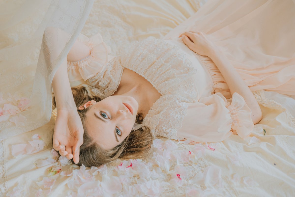 vintagerose_d's tweet photo. Sentimental petal🌸

Model_ Kaila
Flower_ @romanticjoy_ 
Make up_ kcoloria
Photo by me

오랜만에 갠작...ㅠㅠ 너무 행복했어요 ㅠㅠ
나머지 사진도 기대해주세요!!!! https://t.co/eolHlPJpGt