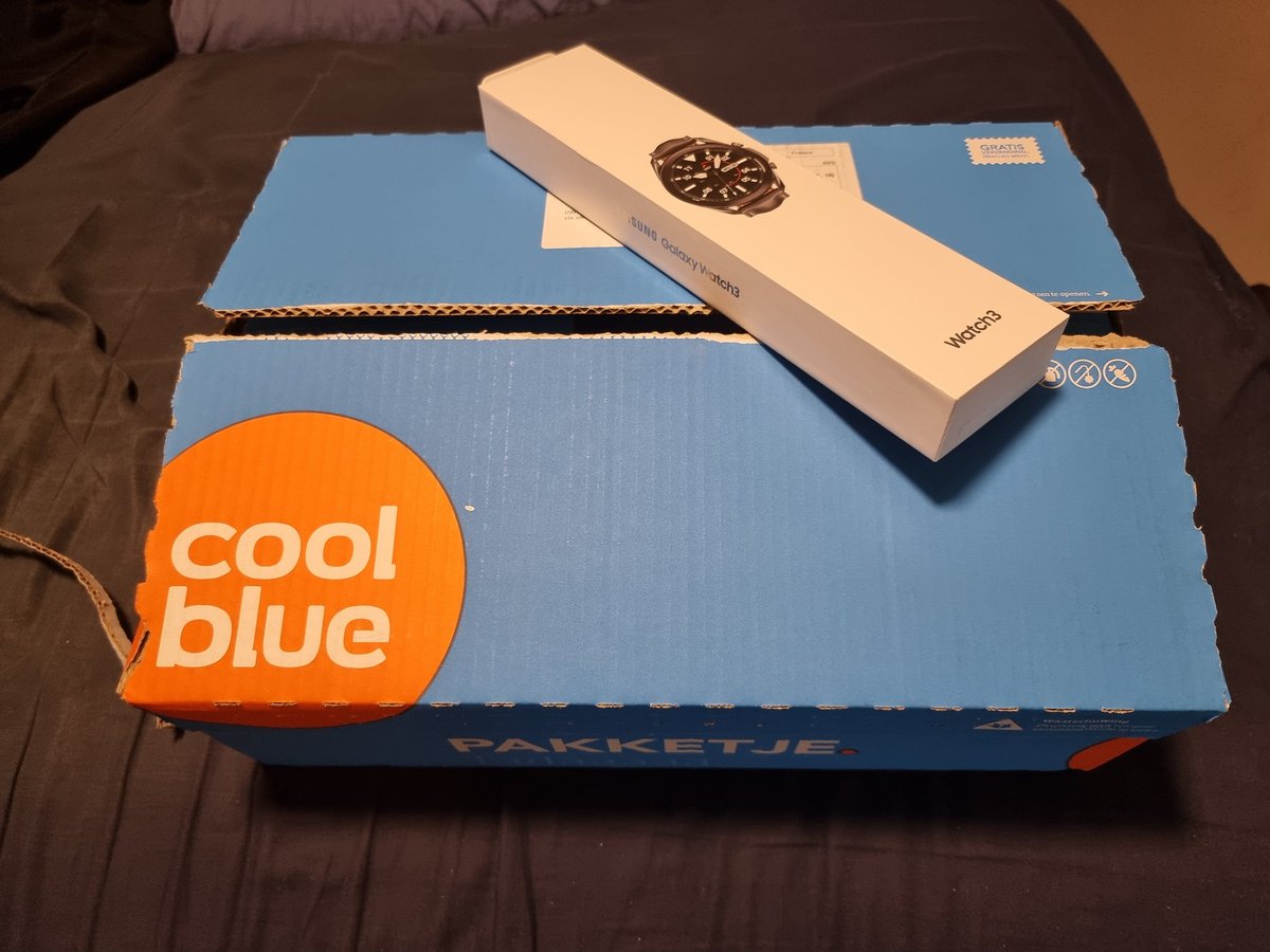 devriesBob's tweet photo. Beetje overdreven grote doos voor zo'n klein pakketje vind je niet @Coolblue_NL https://t.co/z959LSDT9B