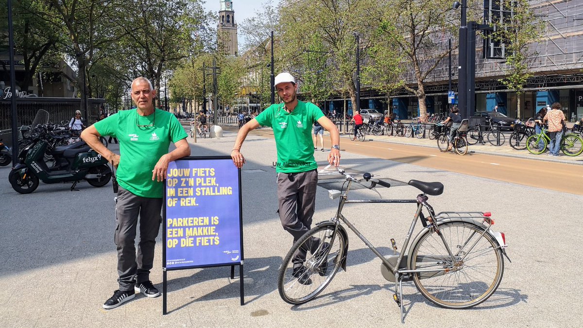 Rdam_opdiefiets's tweet photo. Heb jij de fietscoaches op de #Coolsingel al gespot? Zij weten de beste parkeerspots en helpen de stoep vrij te houden. 

Ron: “We zijn niet streng hoor. We maken gezellig een praatje. Iedereen begrijpt gelukkig dat we de Coolsingel met zijn allen netjes willen houden.” https://t.co/p8NTPif2zq