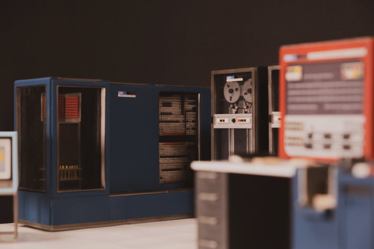 6502b's tweet image. IBM 704 Vanguard Datacenter. 1:16 Scale model styrene scratch build. The Vanguard system had a pretty neat color scheme, I am really happy with how this one turned out. #IBM #scalemodel #mainframe