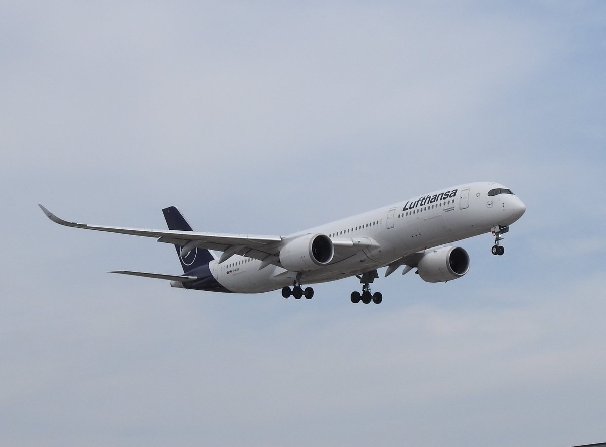 veryboeing's tweet photo. Lufthansa #A350 -941 #DAIXP CYYZ https://t.co/r85dNXXQPn