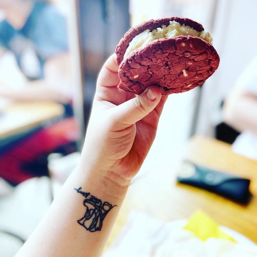 Raise your Ice Cream Sandwiches to the yellow orb in the sky. Not got one? Easily remedied. We’re packing ice cold ice cream sandwiches for days ~ Red Velvet and Vegan Chocolate Raspberry available. 

Download our common and co app to check our live menu.

📸: @natchogeek on IG