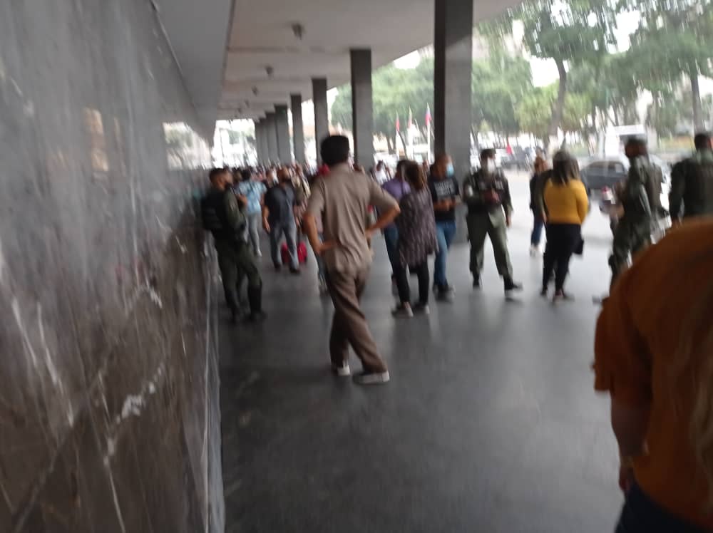 sntpvenezuela's tweet photo. #AlertaSNTP | Un funcionario militar de apellido Ramírez amedrentó a la periodista Génesis Carrero (@GenesisCS), de @ElPitazoTV, cuando cubría el cierre arbitrario de la oficina del Saime en la Av. Baralt.
La fotografió e intentó quitarle el carnet y el teléfono celular #8Jun https://t.co/KPIauMCZV7