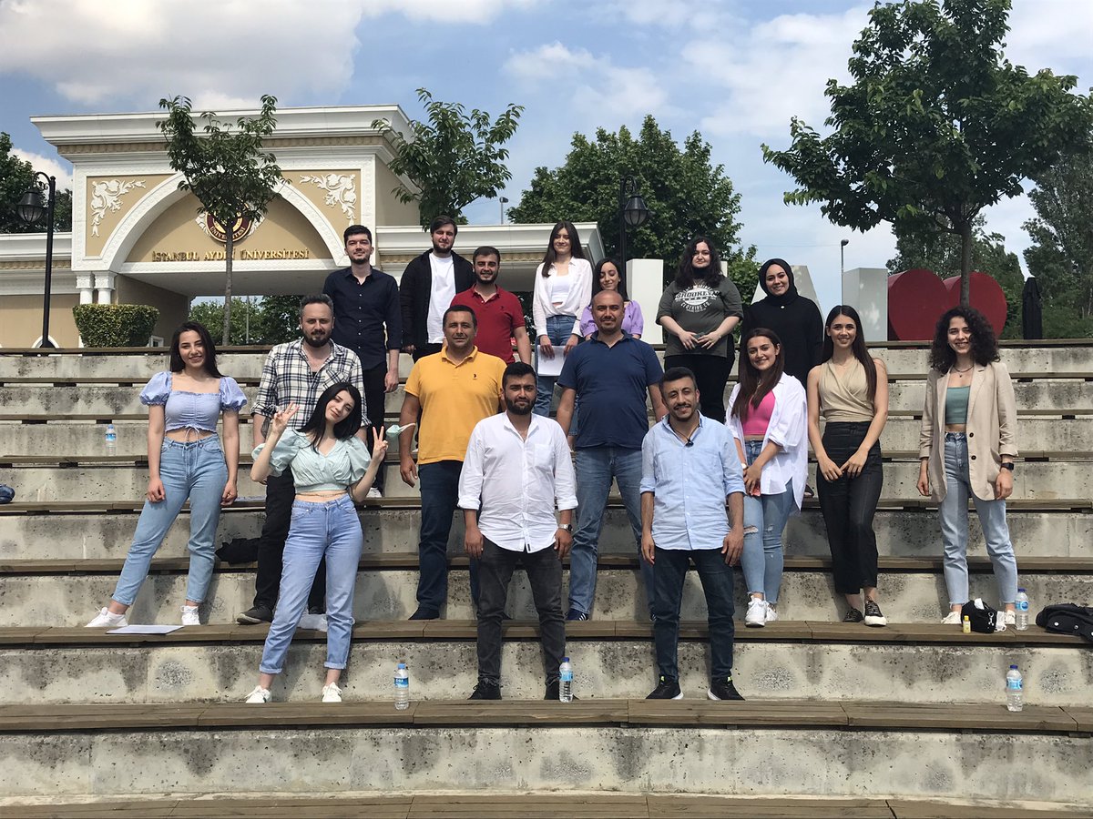 yenimedyalab's tweet photo. İletişim Fakültesi Yeni medya bölümü Bitirme projesi sunumları pandemi koşullarına dikkat ederek gerçekleştirdik. Öğrencilerimizi başarılı #vrexperience proje sunumlarından dolayı kutluyoruz. @iauyenimedya @iauif https://t.co/YXfpppXrk1