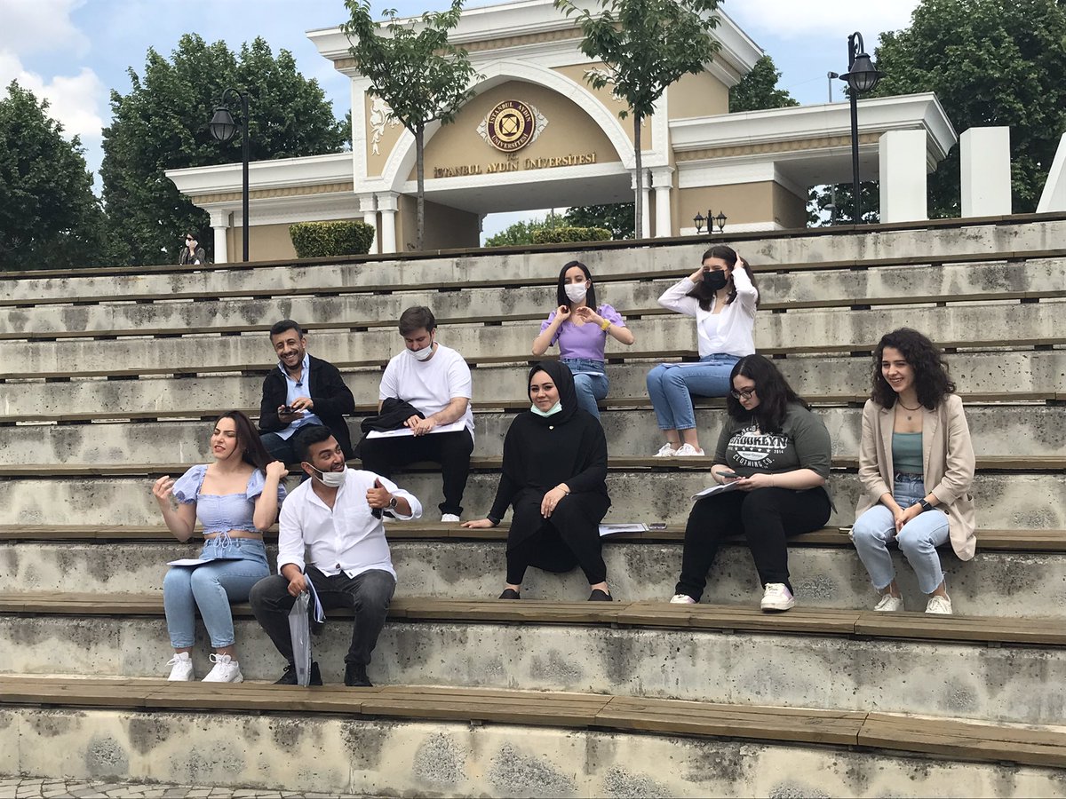 İletişim Fakültesi Yeni medya bölümü Bitirme projesi sunumları pandemi koşullarına dikkat ederek gerçekleştirdik. Öğrencilerimizi başarılı #vrexperience proje sunumlarından dolayı kutluyoruz. @iauyenimedya <a href="/iauif/">İletişim Fakültesi</a>