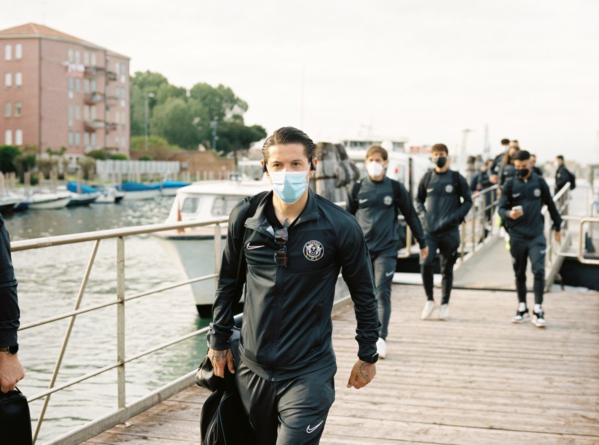 VeneziaFC_EN's tweet photo. Penzo memories.

#ArancioNeroVerde 🟠⚫️🟢
#VFCAiR https://t.co/Sp37HGbY0m