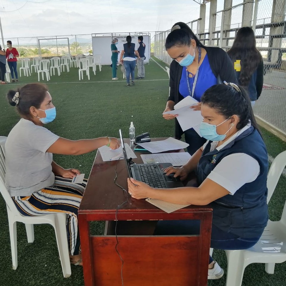 #Zapotillo | En las instalaciones de la cancha sintética del GAD Zapotillo se colocan primeras dosis de la #VacunaCOVID19 a adultos mayores, personas de 50 a 64 años con enfermedades priorizadas y a quienes tienen discapacidad.