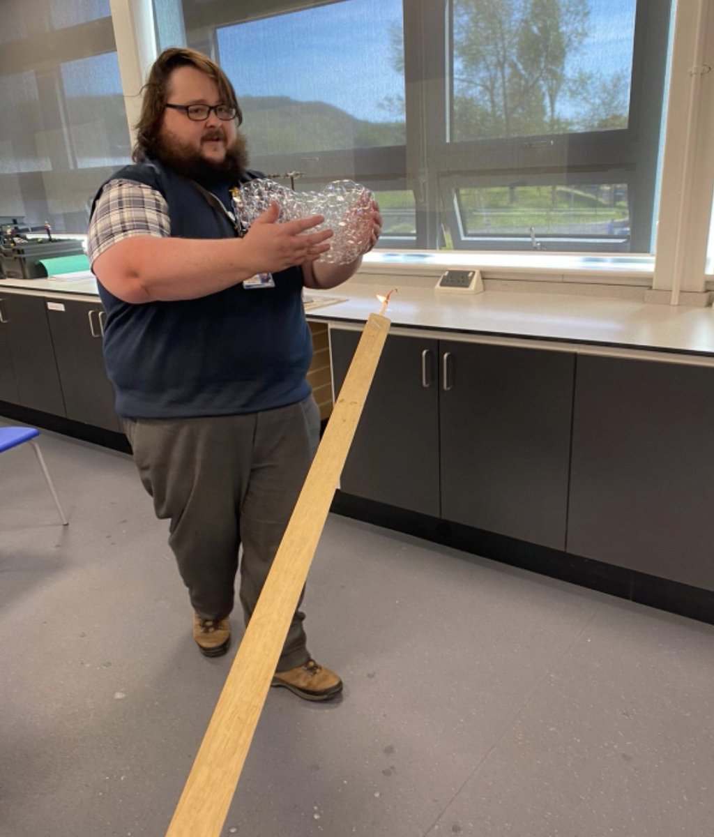 Pentrehafod's tweet image. Great to have students from @BurlaisSchool @hafodprimary @bhp_school @ClwydPrimary take part in a remote Science session with Mr Rees from @pentrescience #cluster #stem