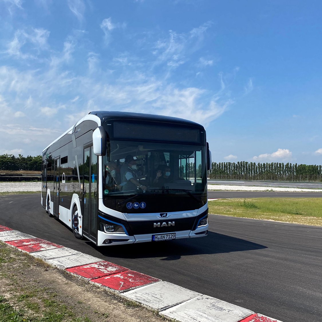 Il fascino #electric 
Ammira il MAN Lion's City E 100% elettrico! ⚡

Scopri di più: man4you.it/il-bus-elettri…

#MANLionsCityE #MANItalia #MANTruckandBus