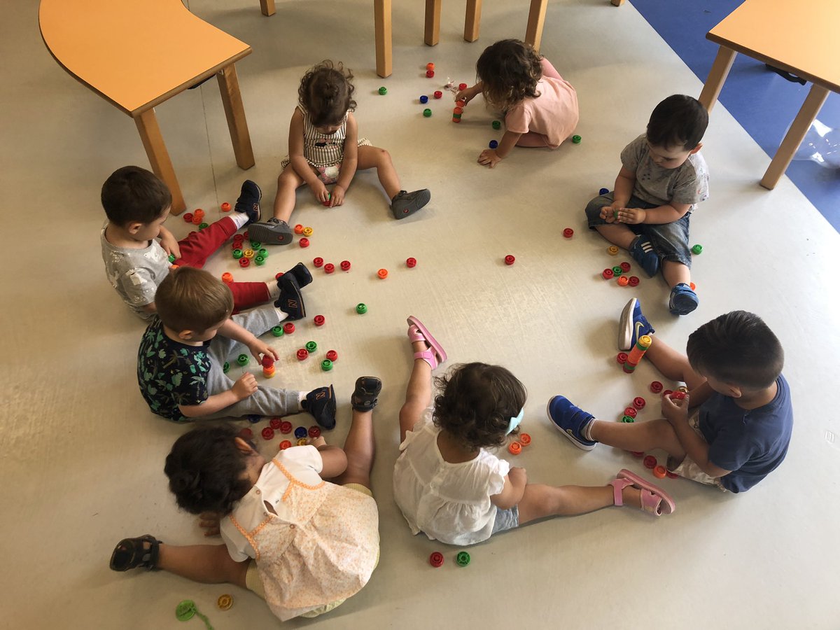 Gemanovaschool's tweet photo. Hoy un juego nuevo: los tapones. A través del juego trabajamos y desarrollamos  las inteligencias inteligencias múltiples: lógico - matemática, la espacial - temporal y la intrapersonal. @novaschool_es #benalmádena #primerciclo #educacióninfantil https://t.co/RNeMCnOblA