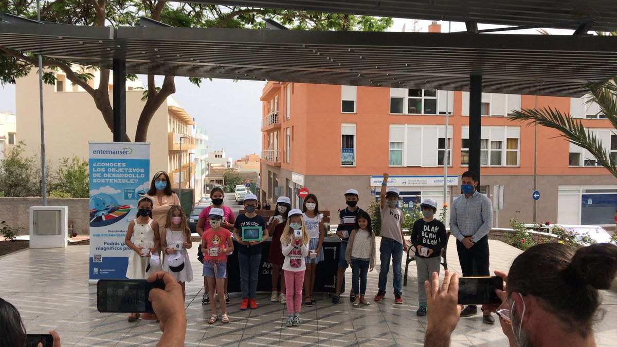 aqualia's tweet photo. María Clavijo, concejala de Cultura y Educación del @adeje y Pedro A. Gómez, jefe de Servicio de #Entemanser en #Adeje, han sido los encargados de entregar los premios. 🎉¡Enhorabuena al ganador, Artem Galenko; a los finalistas; y a tooodos los participantes! https://t.co/uJm8Yfp3ij