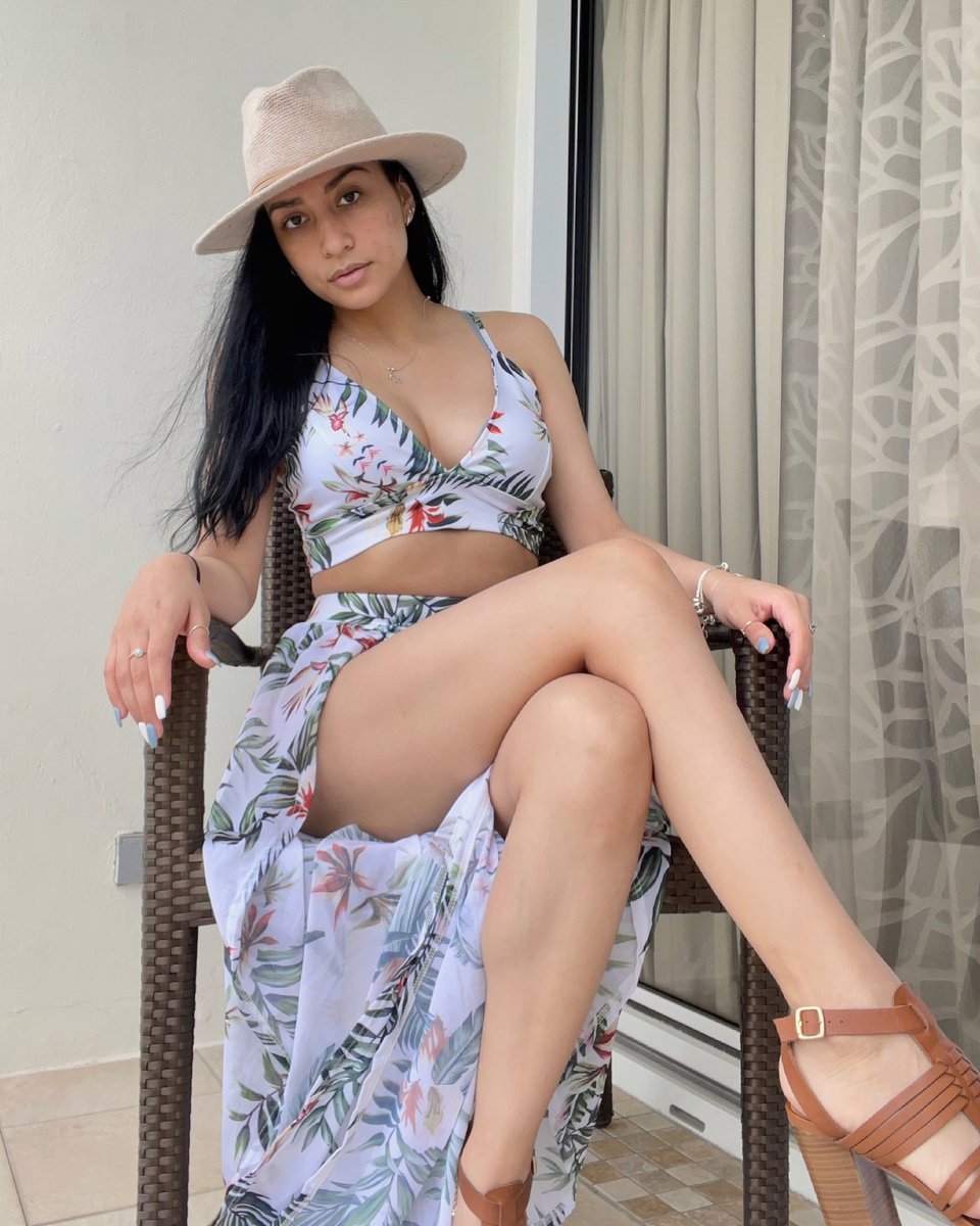 YasiColada's tweet image. YasiColada on the island of Piña Coladas 🍍🌴