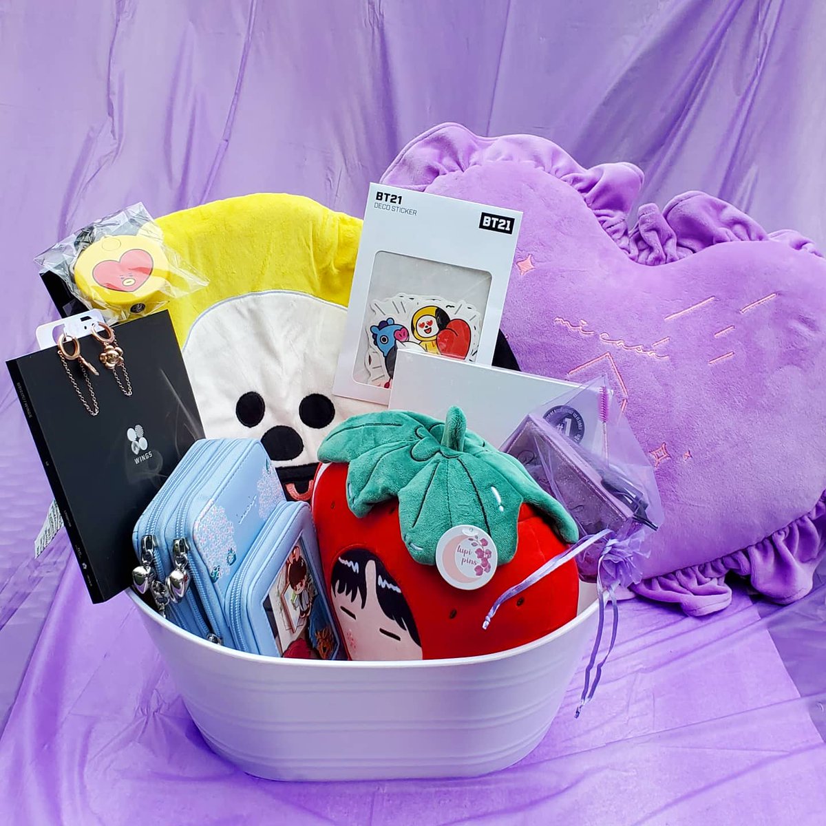 borahaeventschi's tweet photo. WAB Cupsleeve Raffle Basket: First Place Prize 💜

The raffle in bio! Each ticket is $5 and profits will be donated to various AAPI organizations.

What's included:

-Official BE Essential Album
-Official Wings Album (Jungkook PC)
-Official BT21 Chimmy seat cushion
-And more! 💜 https://t.co/qCG720Zuus