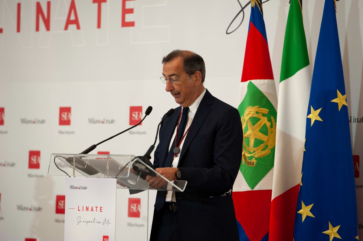 BeppeSala's tweet photo. È stata inaugurata la nuova area imbarchi dell'Aeroporto di Linate. Un taglio del nastro di grande valore per la nostra città e il Paese, perché testimonia la volontà di continuare a guardare al domani, anche grazie alla forza dei progetti e delle idee. https://t.co/wx7GwXWybT