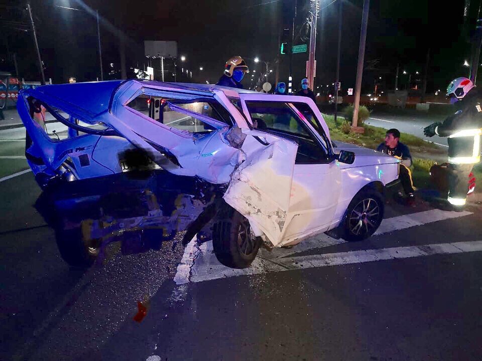 RadioLomas01's tweet photo. 02:30AM de esta madrugada, se activaron las alarma, cuando dos vehículos chocaron en las intersecciones de #Ruta160 y Av.Victoria.
El primer vehículo con daños en su parte trasera quedando descuadrado,en tanto el segundo con daños en su parte frontal de consideración, trabajó ABC https://t.co/gXcePOy4Hy