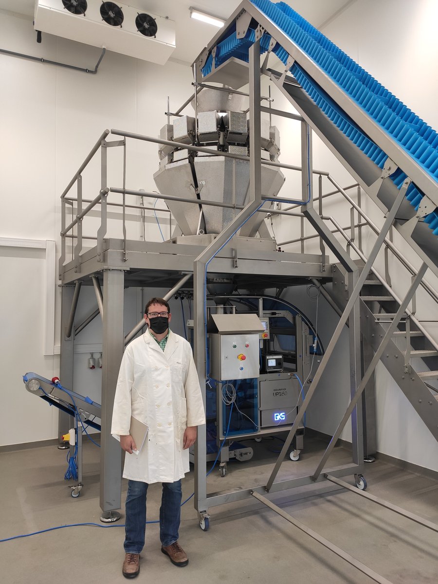 ImcaSampers's tweet image. Vorige week vrijdag kreeg de onderzoeksgroep #VEGiTEC opleiding waarbij er gewerkt werd van grondstof tot vers versneden, gewassen en (MAP) verpakt product. Met dank aan @agrafresh voor de ijsbergsla. De volgende stap is implementatie van sensoren met onze partner @ENMhowest.