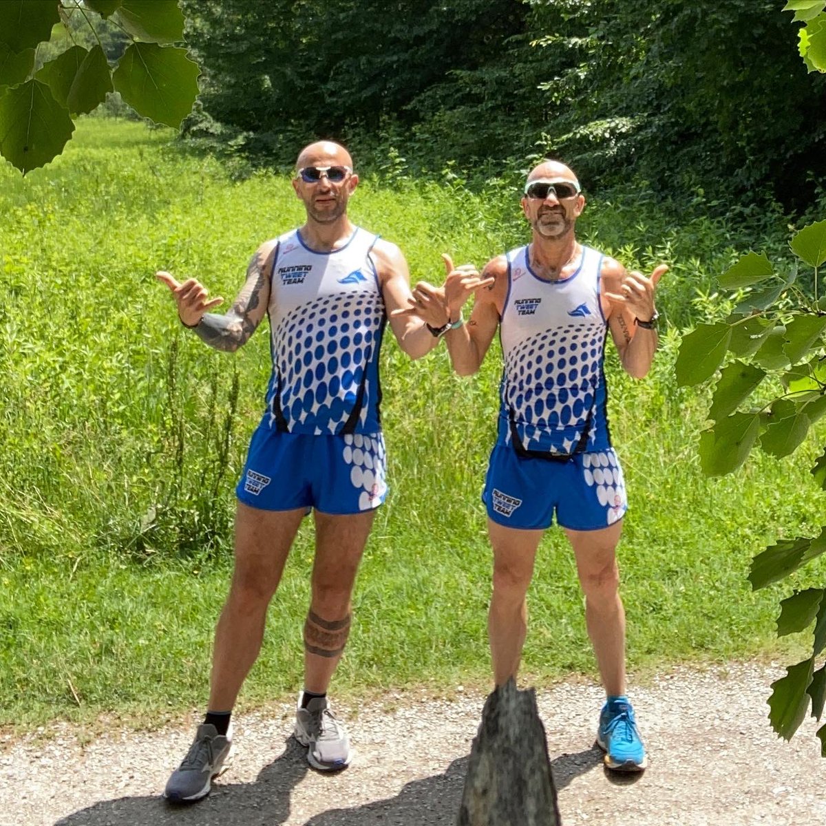 RunTweetTeam's tweet image. Ecco le nostre nuovissime divise! #siamolupi #corricoilupi #runningtweetteam 
#runningitalia #podismo #podismoitalia #fidal #runlovers
Volute e disegnate dal nostro @MaxWildRunner ora sono una realtà! Ne saresti stato orgoglioso! 😍