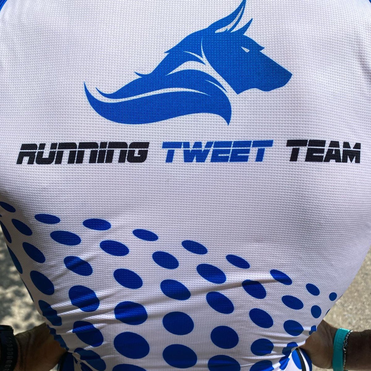 RunTweetTeam's tweet image. Ecco le nostre nuovissime divise! #siamolupi #corricoilupi #runningtweetteam 
#runningitalia #podismo #podismoitalia #fidal #runlovers
Volute e disegnate dal nostro @MaxWildRunner ora sono una realtà! Ne saresti stato orgoglioso! 😍