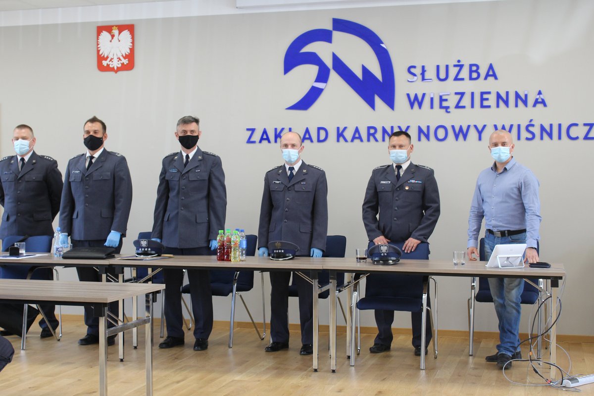 14 funkcjonariuszy z okręgu krakowskiego wzięło udział w egzaminie na pierwszy stopień w korpusie oficerów, który został zrealizowany w Nowym Wiśniczu. Egzamin trwał 50 minut i składał się z 40 pytań w formie testu jednokrotnego wyboru oraz zadania praktycznego.