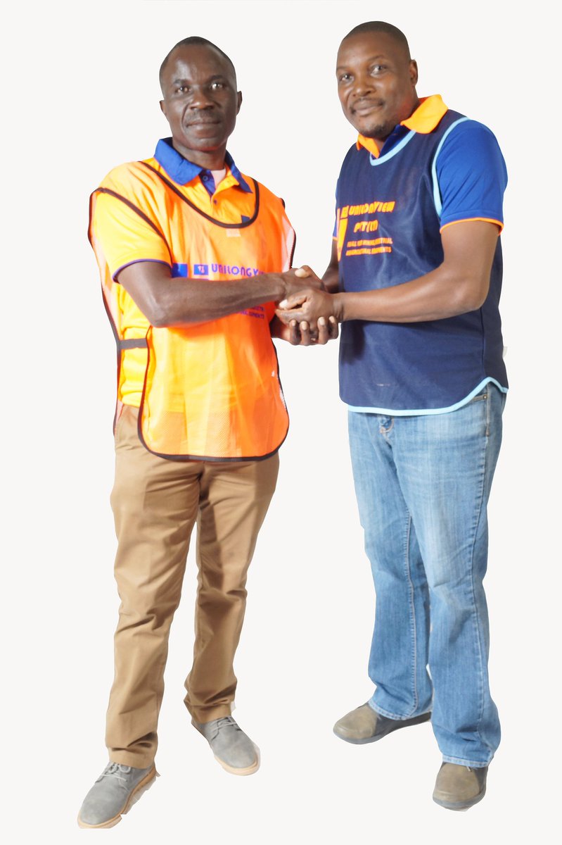 Unilongzim's tweet photo. We're thrilled to be part of the quest to deliver football entertainment to the masses. We just handed over training bibs to @Gem_boys_fc. Unilongview Pvt Ltd Director Mr Chirinda with Manica Diamond Football Club Chairman Mr Masimba Chihohwa in pictures. https://t.co/AlkGlVsZXG