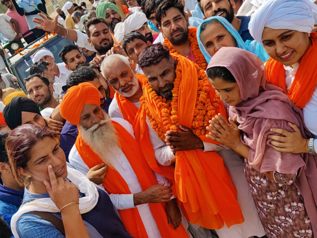 आज टोहाना के क्रांतिकारी साथी मक्खन सिंह को जेल से रिहा करवा कर उनका गांव धूमधाम से स्वागत किया गया और उनके परिवार से मुलाकात करवाई...