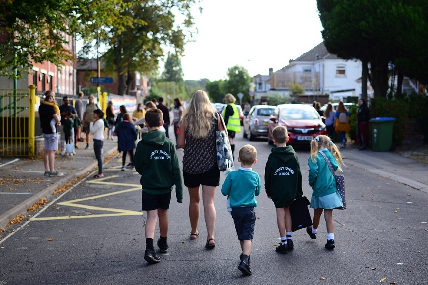 Portsmouth Green Drinks (UK) (@greendrinksport) on Twitter photo Wouldn't it be great to have a safer journey to & from school for our kids? No fearful crossing between cars or breathing fumes; space to chat & play? Join us on Thurs @ 8pm & hear how School Streets can come to a street near you. greendrinksportsmouth@gmail.com for Zoom details. Wouldn't it be great to have a safer journey to & from school for our kids? No fearful crossing between cars or breathing fumes; space to chat & play? Join us on Thurs @ 8pm & hear how School Streets can come to a street near you. greendrinksportsmouth@gmail.com for Zoom details.