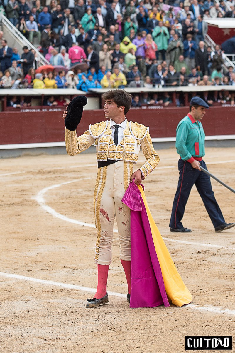 2⃣0⃣1⃣8⃣
Tal día como hoy, toma la alternativa <a href="/AngelSanchezInf/">Ángel Sánchez Inf</a> con toros de <a href="/aadolfomartin/">Adolfo Martin</a>.
Padrino: El Cid.
Testigo: Pepe Moral.