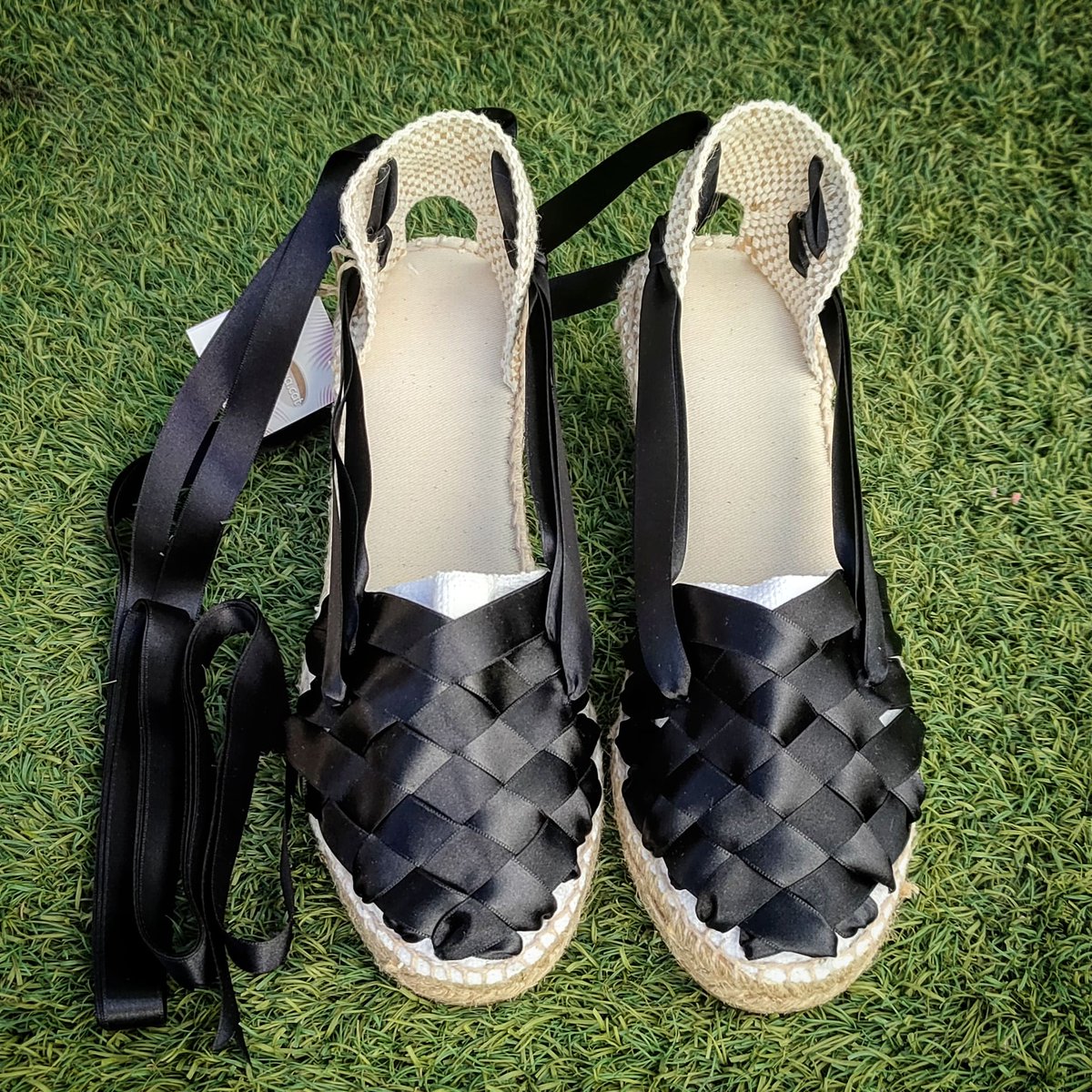 🔴🔴EXCLUSIVA D'ESPARDENYA.CAT

🖤 Espardenya Creuada Setí Negre.
🤍 Us presentem aquest elegant model d' #espardenya amb vetes trenades en setí de negre brillant.

#setvetes #fetamà #handmade #wholesale #espardenyacat #alpargata