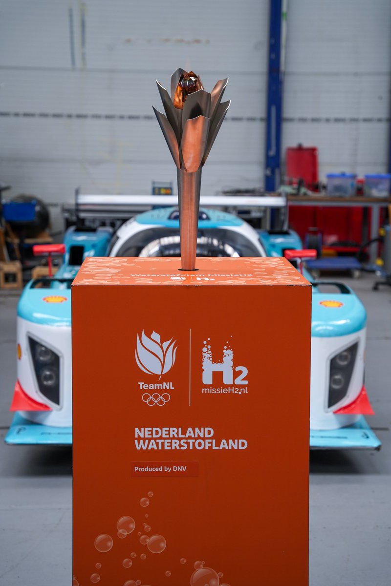 forzeh2racing's tweet photo. Today we had a very special guest, on its way to Tokyo! @Missie_H2 visited us with the official Olympic Flame powered by hydrogen. 🔥💧
Missie H2 is here to show off all hydrogen powered projects in the Netherlands. Nederland. Waterstofland! 🇳🇱
#Forze #Hydrogen #electric #Racing https://t.co/iA1fk21YsR