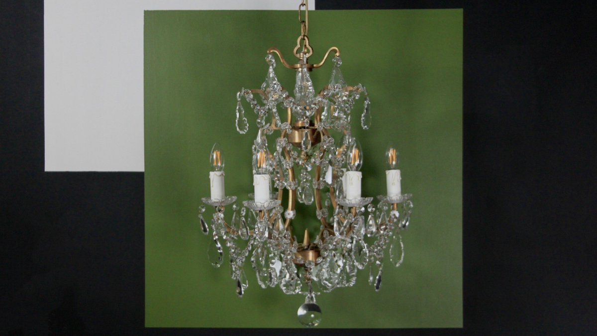 AcanthusHome's tweet image. Chandeliers...a statement light will always draw the eyes up! Elegance...#lighting #statementlight