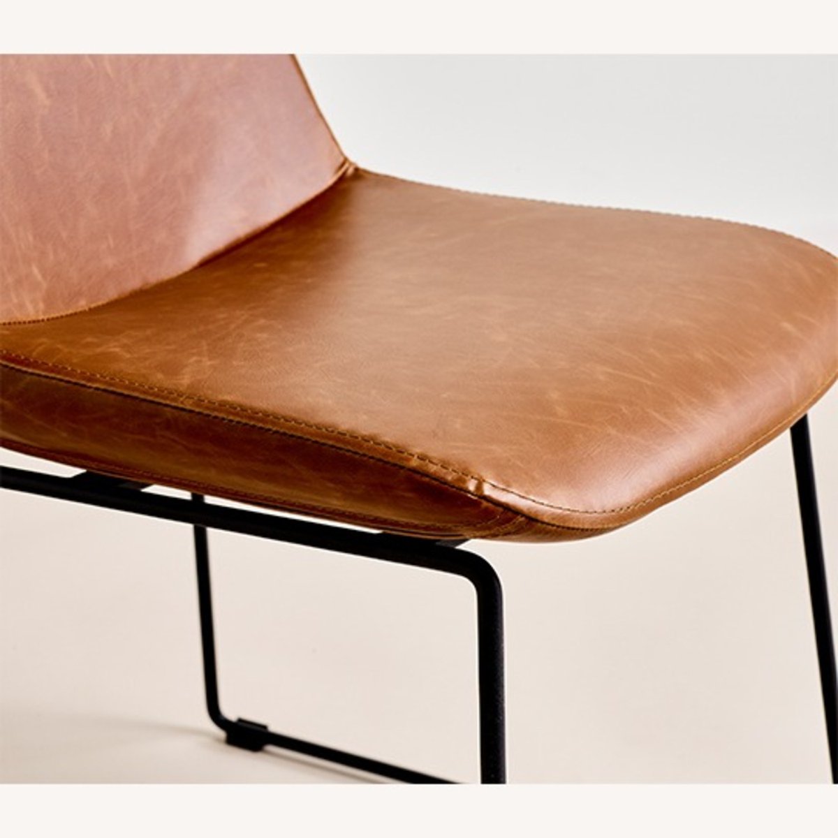 thalith's tweet photo. @AptDeco ordered 4 chairs. this is what i ordered and what i actually received. Your returns dept refuses to take them back and said this "These are the same model, type, and finish as is listed. The finish can vary due to natural variations in the dyeing process of leather." https://t.co/jcGwwBZHUr