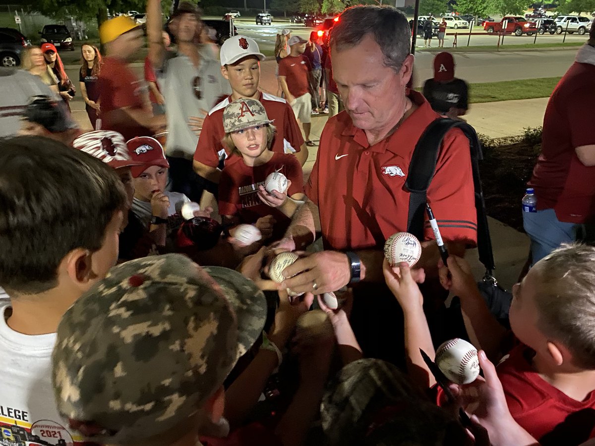willjroth's tweet photo. Post-game last night as @VanHornHogs exited Baum-Walker Stadium. 

Every autograph. 
Every selfie. 
Every kid. 

[And a few middle aged men who weren’t too embarrassed to ask for a photo with a legend]

So glad DVH is on my team.
#WPS #ThisIsBaseball https://t.co/Mf6WcHvr1H