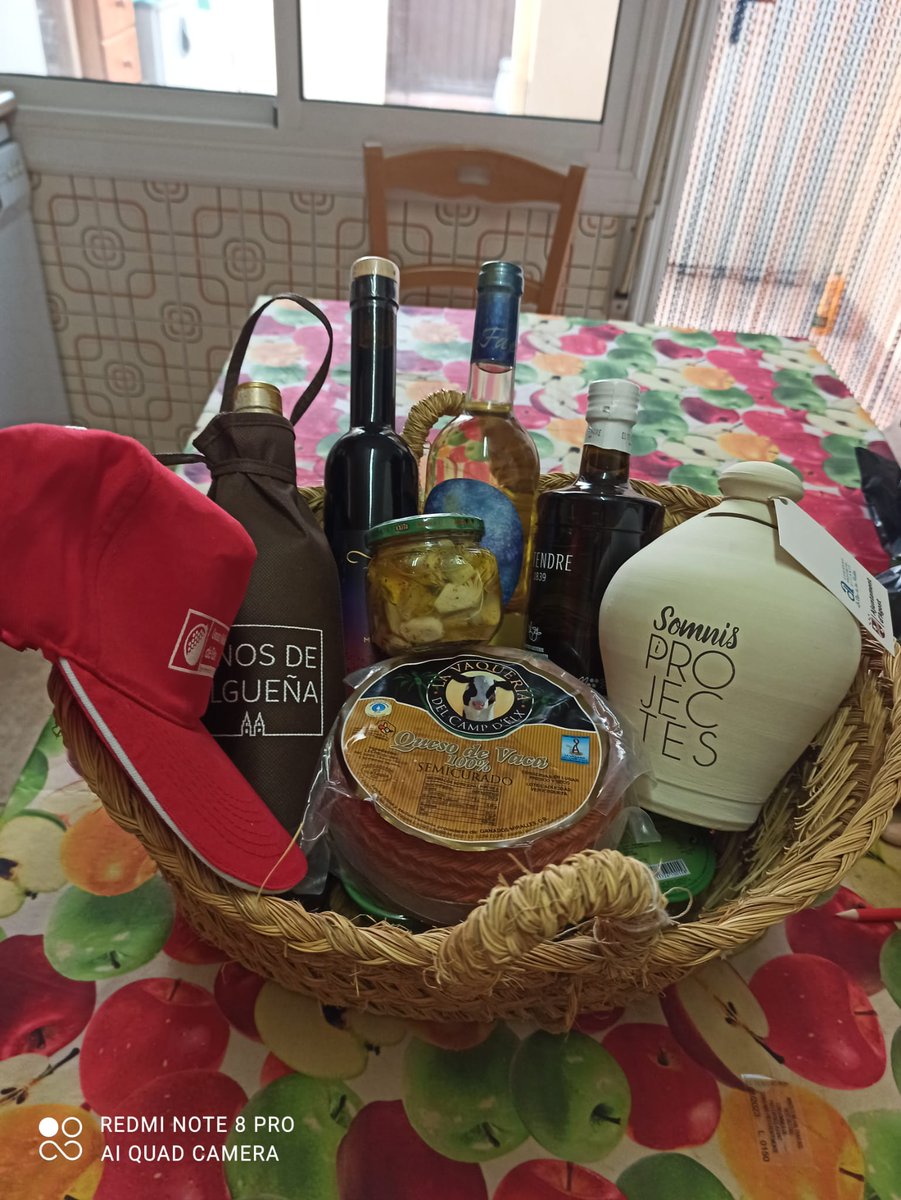 🥇 Enhorabuena a Nieves Snows, ganadora de la cesta de productos Alicantinos del #GALAsir:
- Vinos de #Algueña
- Aceite El Tendre
- Queso La Vaquería del Camp d'#Elx
- Vino de #Faelo
- Ceramica  #Agost
- Conserva #Alcachofa
- Merchandising Alcachofa #VegaBaja y Granada Mollar
