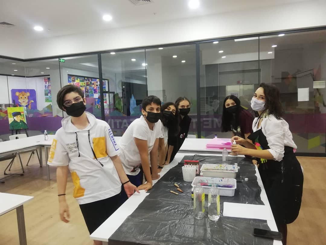 UOCalli's tweet photo. Uğur Okulları Çallı Kampüsü #LGS sonrasi 8. Sınıf öğrencilerimiz ile Görsel Sanatlar etkinlik programımızda Türk süsleme sanatlarında kullanılan motifleri tanıdık ve eğlenceli Ebru çalışmalarımızı yaptık.🎨
#UğurdaSanatVar
#5Dil2Beceri https://t.co/3bf1lKtVl4