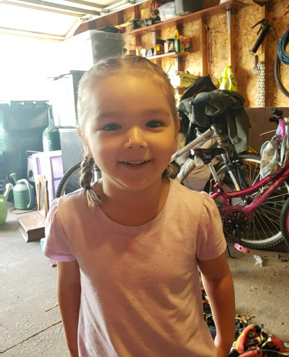 rezbox's tweet image. Everyone shut the hell up and look at my daughter.