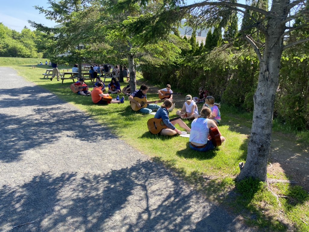 What a beautiful day to play some tunes and enjoy the sunshine! ☀️ 🎶 ☀️
