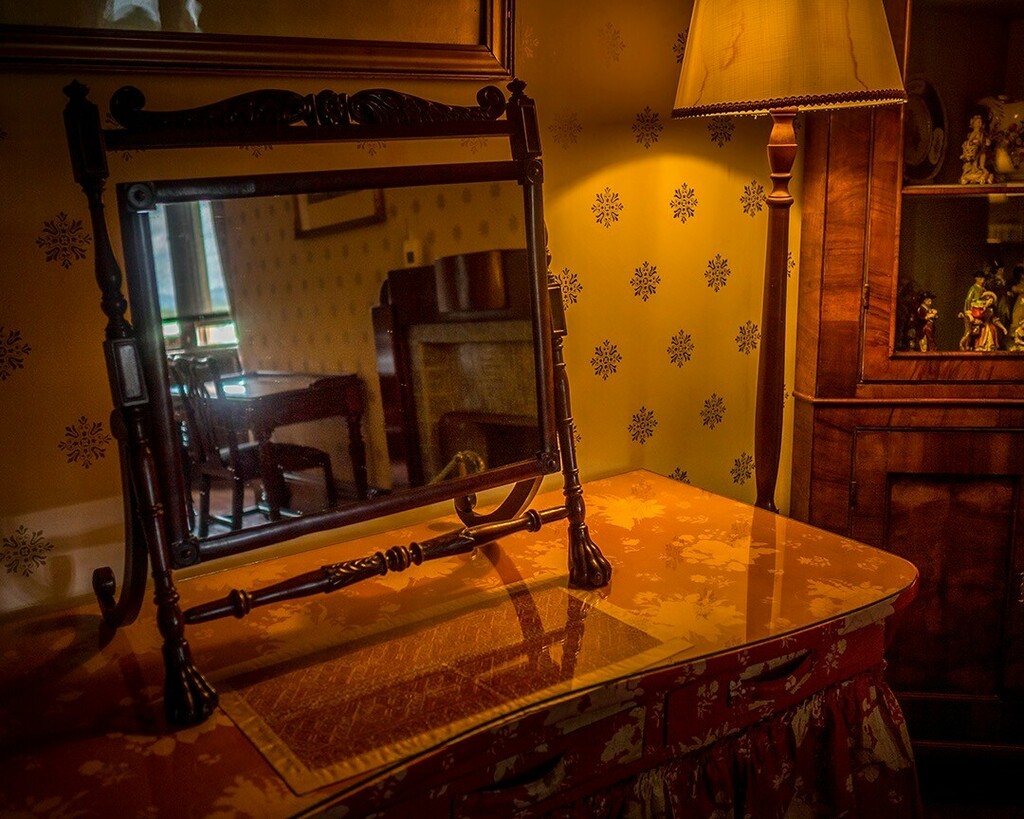 BigHerbieG's tweet photo. No.4 in a series that I call 'LAMPS'... #bridportcameraclub #moodyphotography #dark #nightphotography #historical #lightandshadow #roomset #agameoftones #olympusuk #olympusphotography #em10 #shotwithlove #travelphotography #dunstercastle https://t.co/x6gbSzBzCO