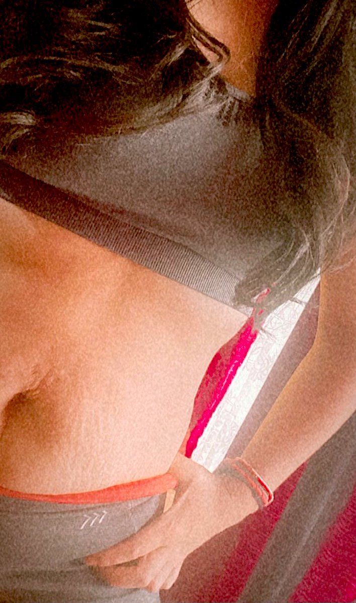 aimatuitstar's tweet photo. Hace días un tuit cuestionaba si existe alguna parte del cuerpo de una mujer que no esté estereotipada.

La respuesta es NO. Está cabrón vivir en medio de formas, centímetros y reglas sobre qué mostrar y cómo.

Tengo 38 años, 3 hijos y estrías. Y soy más que eso.

#EstaSoy #MeAmo https://t.co/NjiVWlOtQh