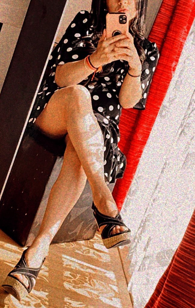aimatuitstar's tweet photo. Hace días un tuit cuestionaba si existe alguna parte del cuerpo de una mujer que no esté estereotipada.

La respuesta es NO. Está cabrón vivir en medio de formas, centímetros y reglas sobre qué mostrar y cómo.

Tengo 38 años, 3 hijos y estrías. Y soy más que eso.

#EstaSoy #MeAmo https://t.co/NjiVWlOtQh