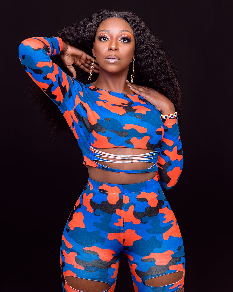 A sister, friend and your favourite go to girl. Choose <a href="/KhutsoTheledi/">Khutso Theledi</a> to drive you home and bring you positive energy! 

Let #TheLadyOnDrive in, what didn't she know about your day?