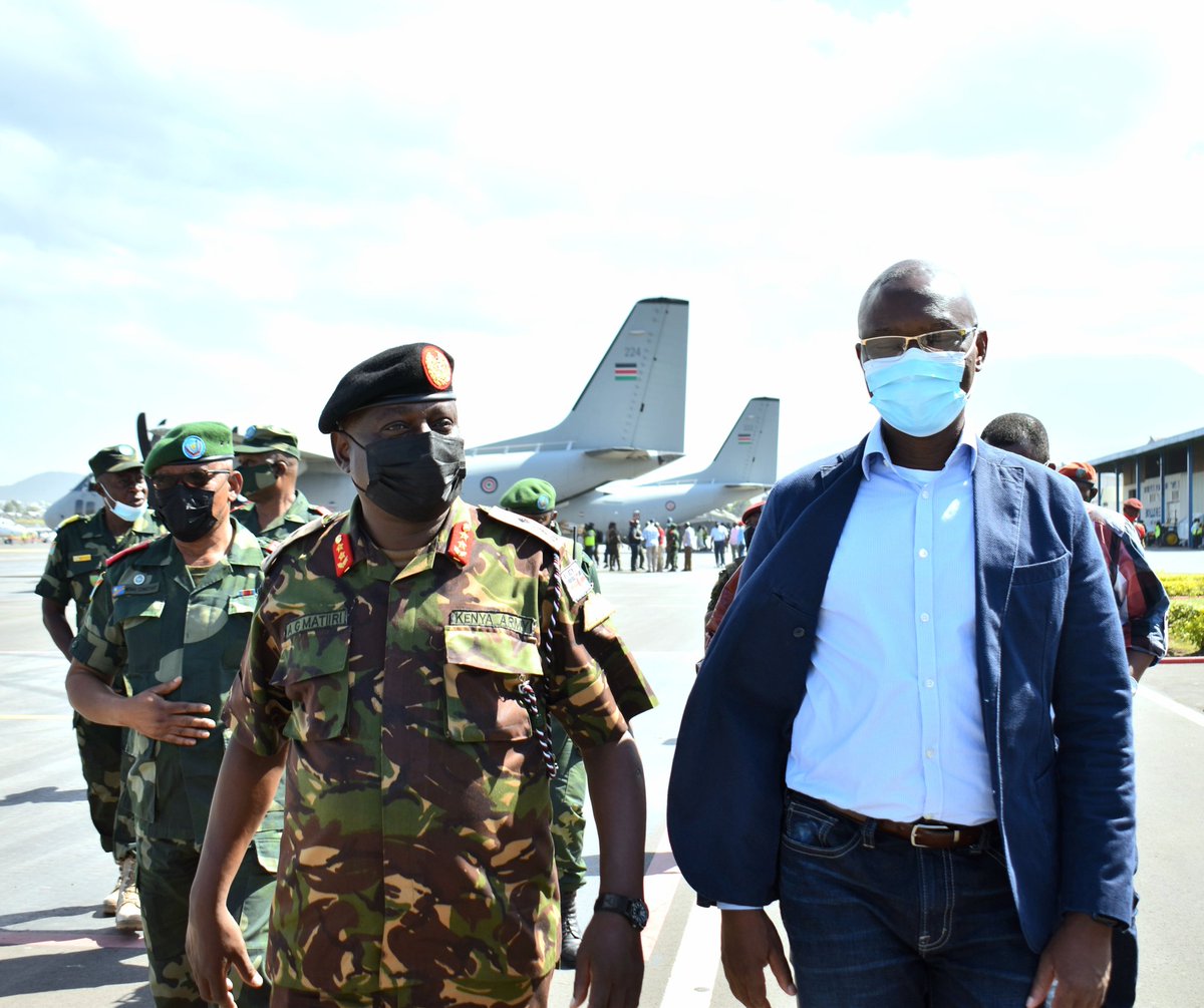 ZacheMATHINA6's tweet photo. #Nord-Kivu: Le Président Kényan au chevet des sinistrés de Goma, UHURU KENYATTA vient d'envoyer à Goma, 4 cargos de vivres, produits par l'armée Kényane et des médicaments. Le 1er lot de c don a été réceptionné par Dr ROGER KAMBA ConSpcial chargé d la couverture santé universelle https://t.co/ZKIGHYtCzB