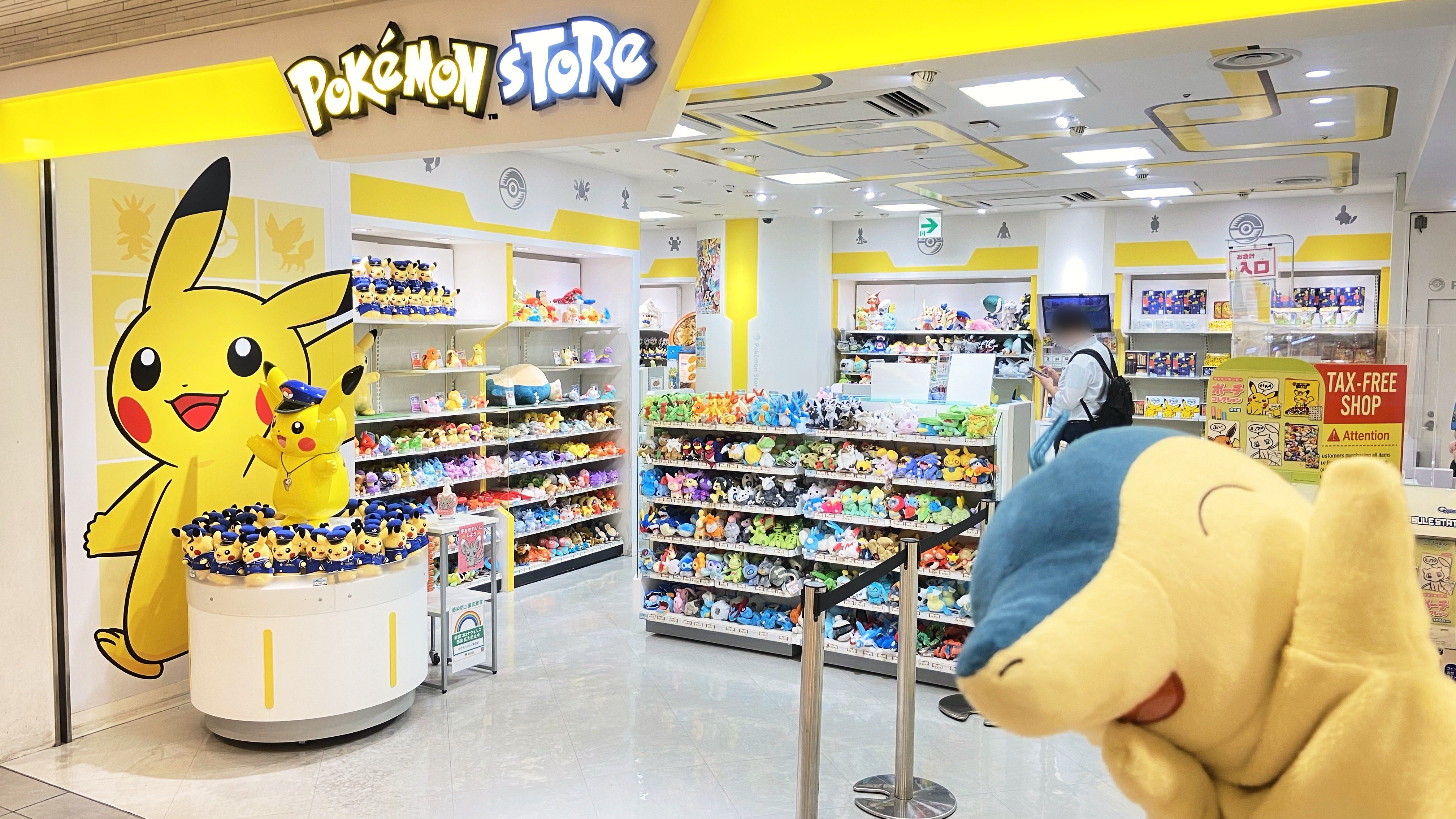 ヒノッチ ポケモンストア 東京駅店 店内レイアウトの変更がされ広々としていて新鮮な気持ちになりました ポケモン カードとポケモンfitぬいぐるみを合わせたディスプレイめっちゃいい ポケモンストア T Co ykevuty6 Twitter