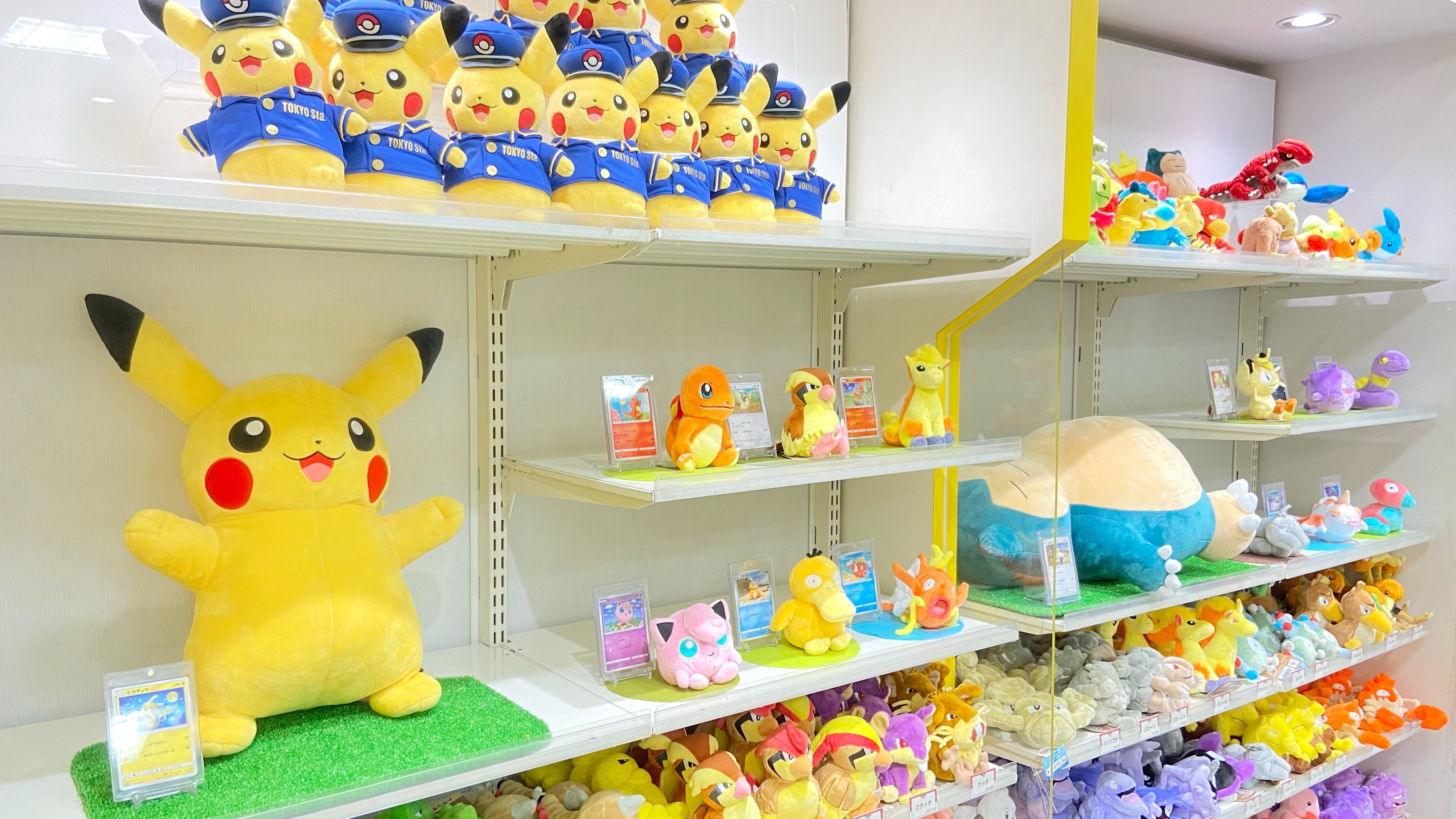 ヒノッチ ポケモンストア 東京駅店 店内レイアウトの変更がされ広々としていて新鮮な気持ちになりました ポケモンカードとポケモンfitぬいぐるみを合わせたディスプレイめっちゃいい ポケモンストア T Co ykevuty6 Twitter
