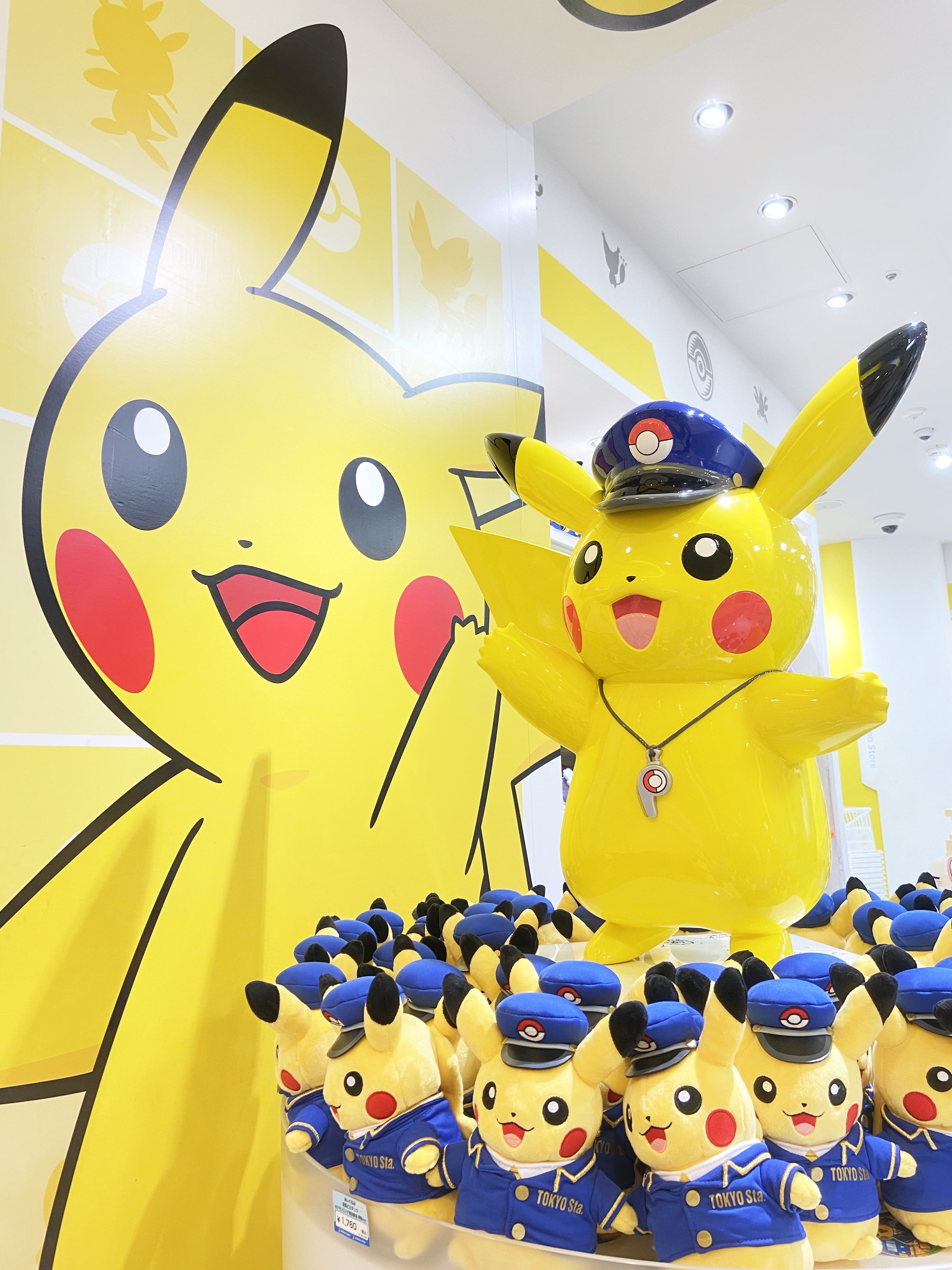 ヒノッチ ポケモンストア 東京駅店 店内レイアウトの変更がされ広々としていて新鮮な気持ちになりました ポケモンカードとポケモンfitぬいぐるみを合わせたディスプレイめっちゃいい ポケモンストア T Co ykevuty6 Twitter